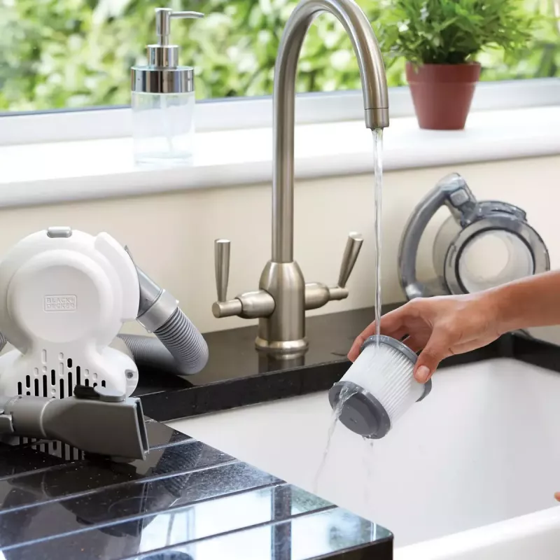 Handheld vacuum Black & Decker PD1820L-QW — 18V Li‑Ion, 1.5Ah, 0.56L bagless, 15 min runtime