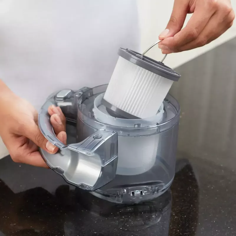 Handheld vacuum Black & Decker PD1820L-QW — 18V Li‑Ion, 1.5Ah, 0.56L bagless, 15 min runtime