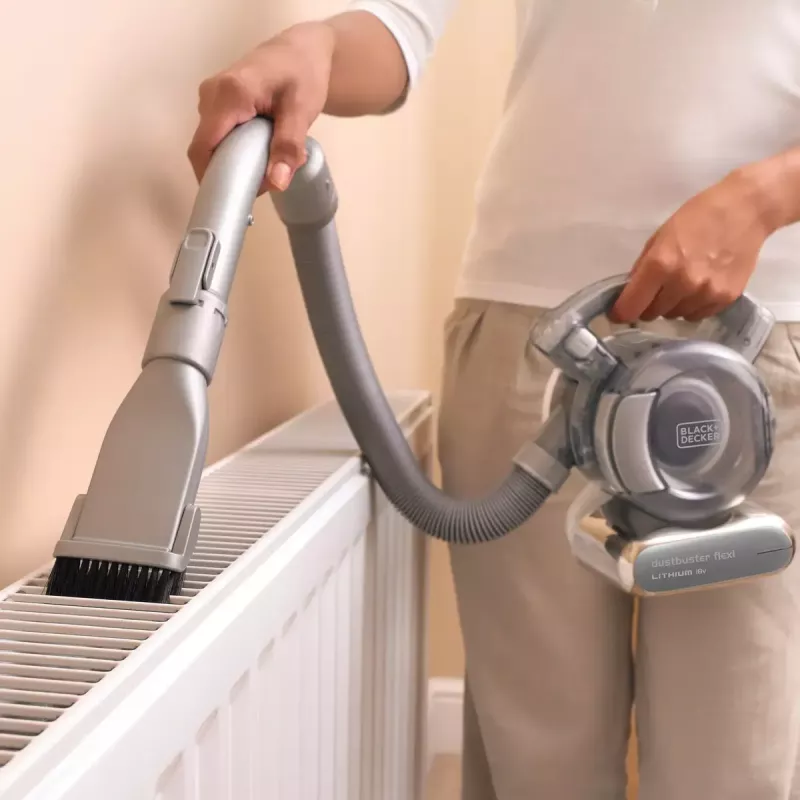 Handheld vacuum Black & Decker PD1820L-QW — 18V Li‑Ion, 1.5Ah, 0.56L bagless, 15 min runtime
