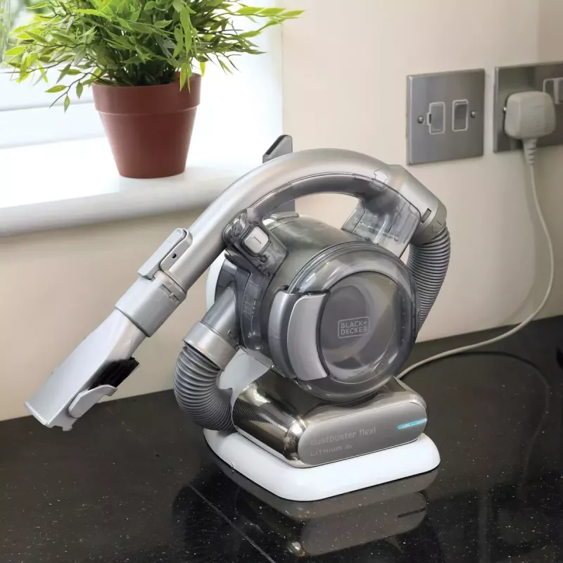 Handheld vacuum Black & Decker PD1820L-QW — 18V Li‑Ion, 1.5Ah, 0.56L bagless, 15 min runtime
