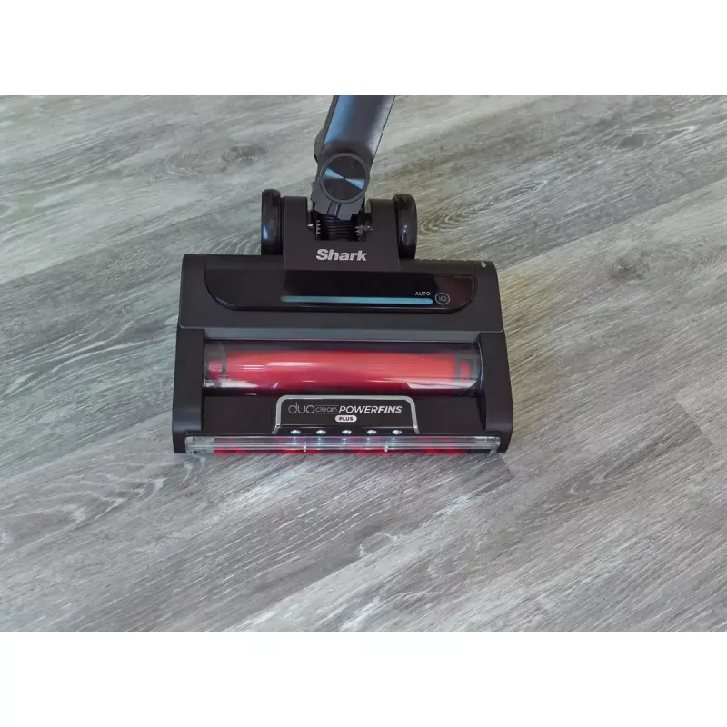 2-in-1 stick vacuum Shark Stratos, bagless, battery-powered, 60 min runtime, motorized brush, crevice tool, charging base