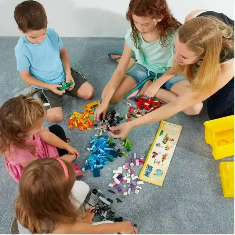 Building set LEGO Classic 10698 — 790 pieces, multicolour, 33 colours, includes green base plates and accessories