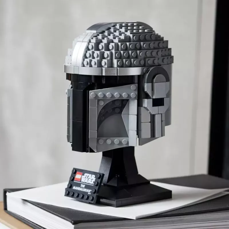 Construction toy LEGO Mandalorian Helmet 75328 — Star Wars display model, collectible build, 584 pieces, age 18+