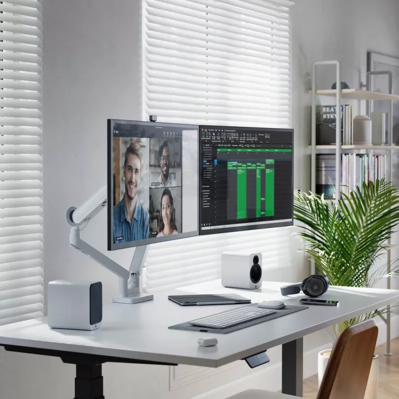 ALOGIC Desktop Monitor - Clarity Max Pro - 32in - 3840x2160 (4K UHD) with USB-C Power Delivery and Webcam