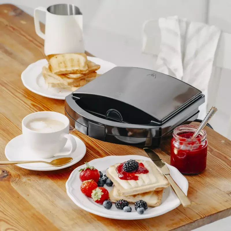 Sandwich maker Adler AD 3069 — compact countertop sandwich press, 750 W, 2 sandwiches, black