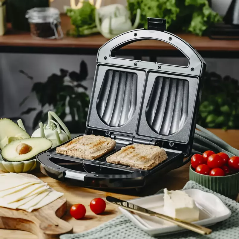 Sandwich maker Adler AD 3069 — compact countertop sandwich press, 750 W, 2 sandwiches, black
