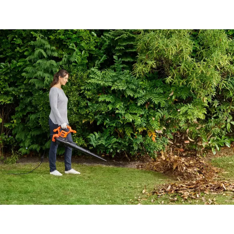 Handheld blower Black & Decker BEBLV260 2600 W, 315 km/h airspeed, 40 L collection bag, 4.8 kg