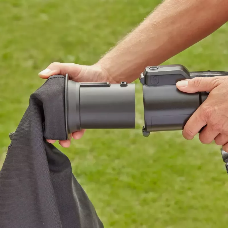 Handheld blower Black & Decker BEBLV260 2600 W, 315 km/h airspeed, 40 L collection bag, 4.8 kg