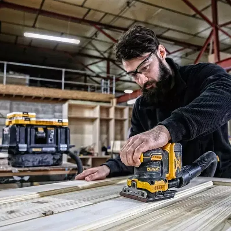Sheet sander DeWalt DCW200NT-XJ, cordless 18 V, brushless, 1 kg, 8000–13500 OPM, 1.6 mm orbit, dust port, carry case