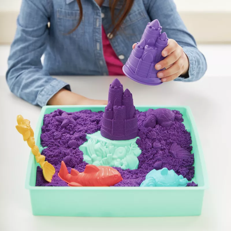 Kinetic Sand , Sandbox Set, Creative Easter Gifts, Includes 1lb Purple Moldable Play Sand, 4 Tools & Molds, Storage, Sensory Toys for Kids Ages 3 and up
