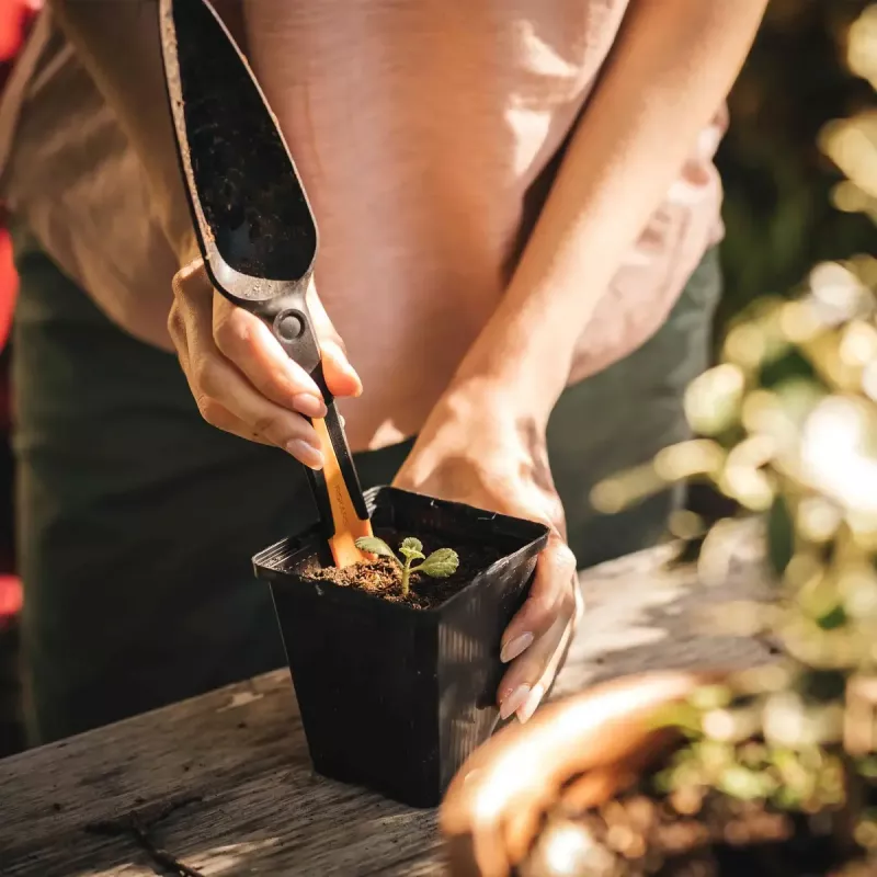 Garden trowel Fiskars F1057641 — hand trowel, black and brown