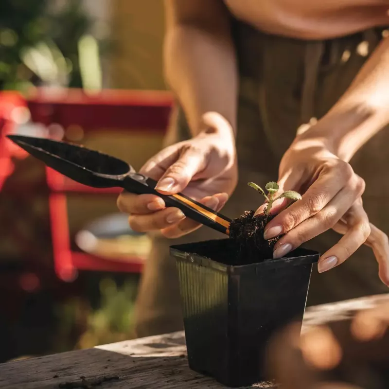 Garden trowel Fiskars F1057641 — hand trowel, black and brown