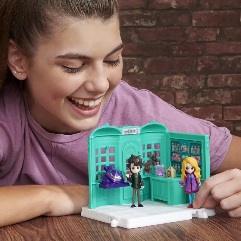 Wizarding World Harry Potter, Magical Minis Honeydukes Sweet Shop with 2 Exclusive Figures and 5 Accessories, Kids Toys for Ages 6 and up