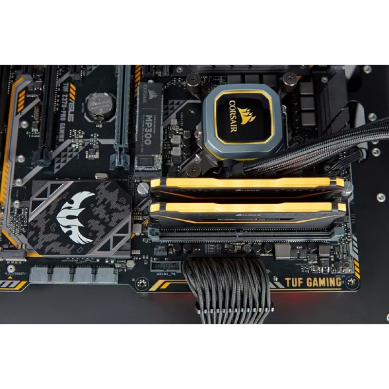CORSAIR Memory 16GB DDR4 3200MHz 2x8GB C16 - Black (Open Box)