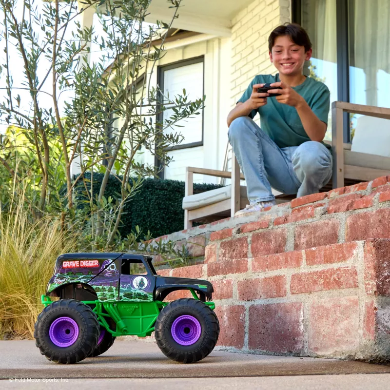 Monster Jam , Official Smash & Bash Grave Digger Remote Control Indoor & Outdoor Vehicle, 1:15 Scale Repairable Monster Truck, Kids Toys for Boy and Girls Ages 4 and up