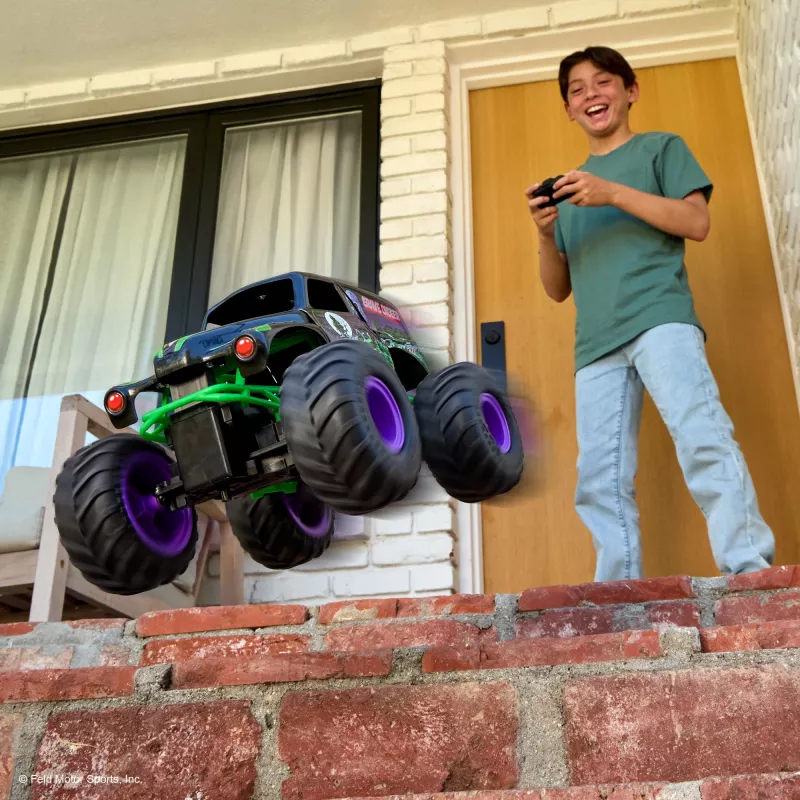 Monster Jam , Official Smash & Bash Grave Digger Remote Control Indoor & Outdoor Vehicle, 1:15 Scale Repairable Monster Truck, Kids Toys for Boy and Girls Ages 4 and up