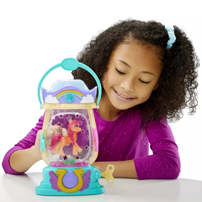 My Little Pony : A New Generation Movie Sparkle Reveal Lantern Sunny Starscout - Light Up Toy with 25 Pieces, Surprises