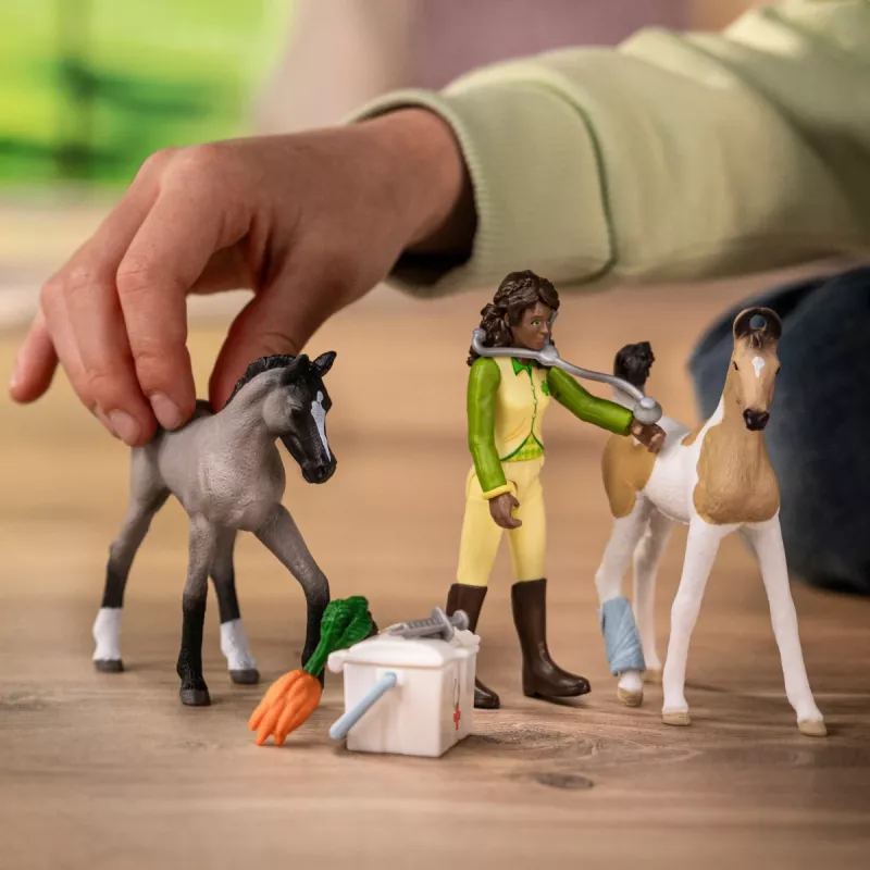 Toy playset Schleich Sarah's First Aid Kit figure — Schleich 42777