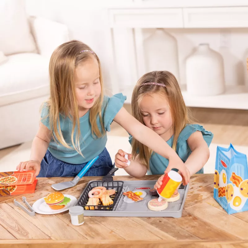 Melissa & Doug Flip & Fry Grill Play Set with Water WOW Color Reveal Play Food Preschool Toy Ages 3+