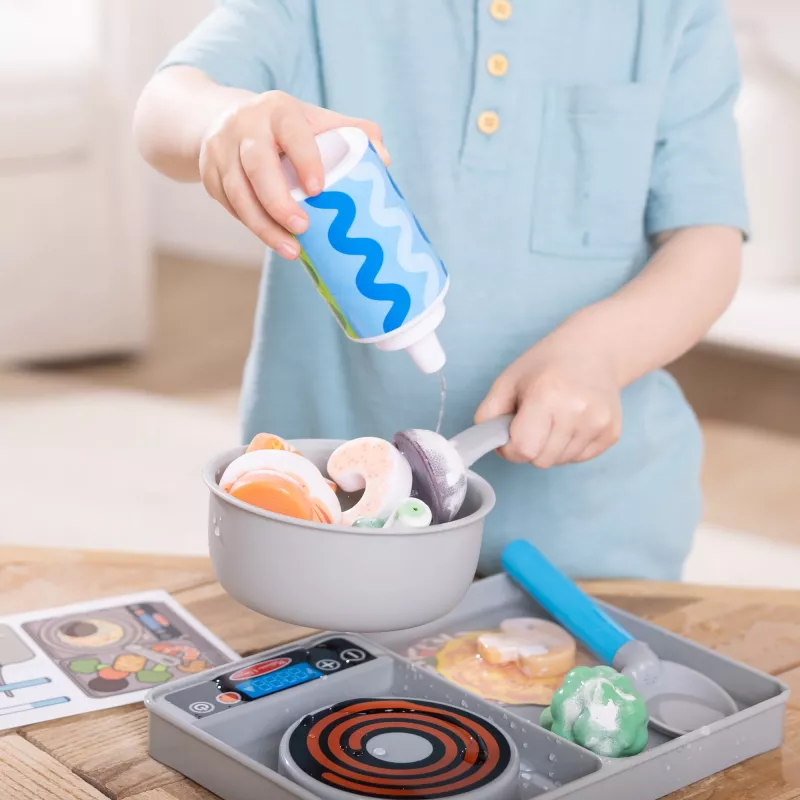 Melissa & Doug Simmer & Stir Stovetop Play Set with Water WOW Color Reveal Play Food Preschool Toy Ages 3+
