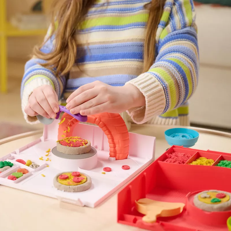 Kinetic Sand , SquishPizza Rising Pizza Oven Playset, Creative Easter Gifts, Includes 1lb Moldable Play Sand & 5 Tools, Play Food Arts & Crafts Kids Toys
