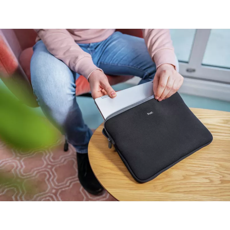 Trust 21251 laptop case 33.8 cm (13.3 inch) Sleeve case Black