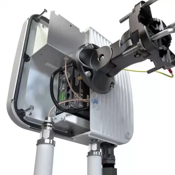 Directional network antenna QuWireless QuMax PoE/LAN, multi-band 0.694–2.7 GHz & 2.4–2.5 GHz, max gain 6 dBi, vertical polarization