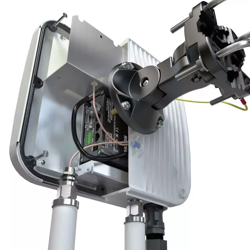 Directional network antenna QuWireless QuMax PoE/LAN, multi-band 0.694–2.7 GHz & 2.4–2.5 GHz, max gain 6 dBi, vertical polarization