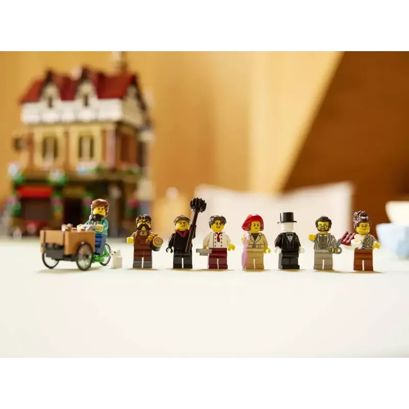 LEGO Icons building kit 10350 Tudor Corner House — 3,266 pieces, 8 minifigures, age 18+, 260×250×310 mm