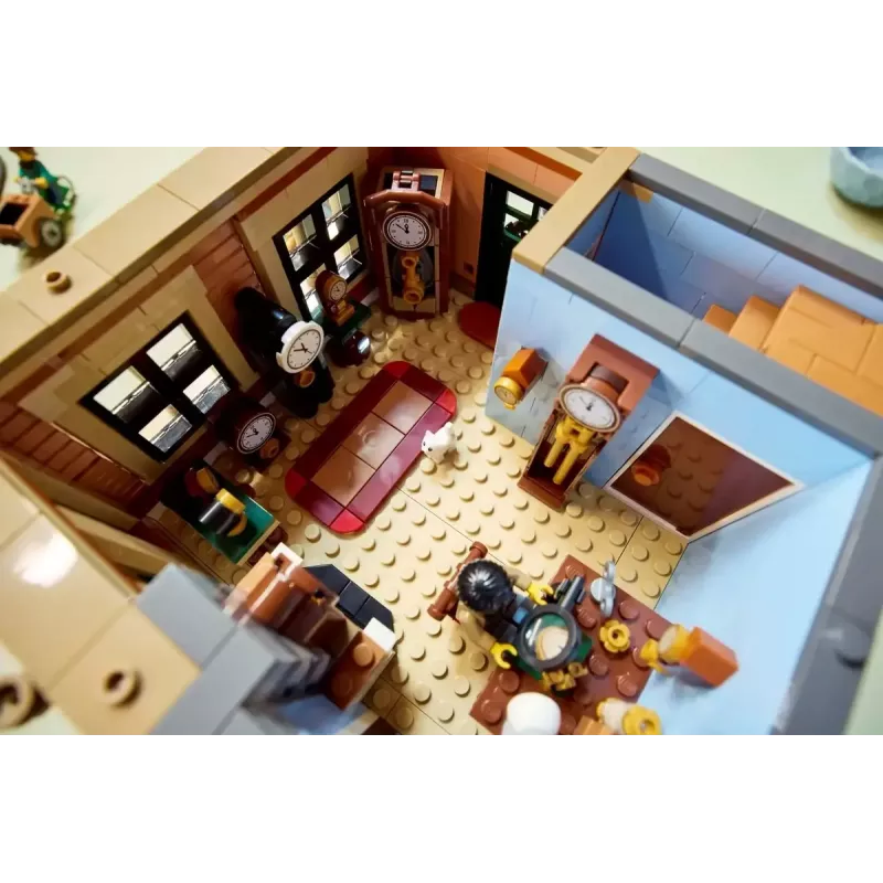 LEGO Icons building kit 10350 Tudor Corner House — 3,266 pieces, 8 minifigures, age 18+, 260×250×310 mm