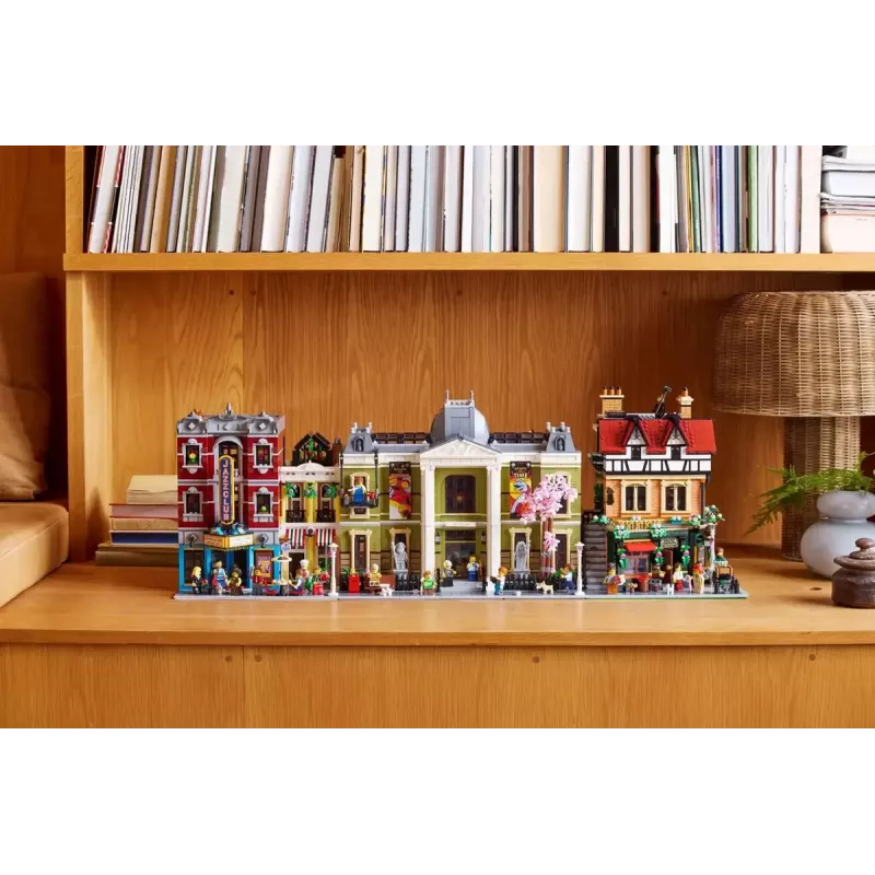 LEGO Icons building kit 10350 Tudor Corner House — 3,266 pieces, 8 minifigures, age 18+, 260×250×310 mm