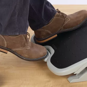 Foot rest Kensington SoleMate Plus adjustable tilt 0–20°, height 8.89–12.7 cm, platform 45×35 cm, Black/Grey