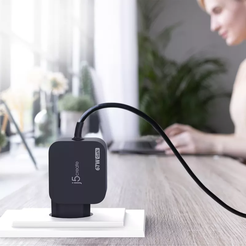 j5create JUP1565DCE3A-EN 67W GaN PD USB-C® Mini Charger with 3 Types of DC Connector - EU