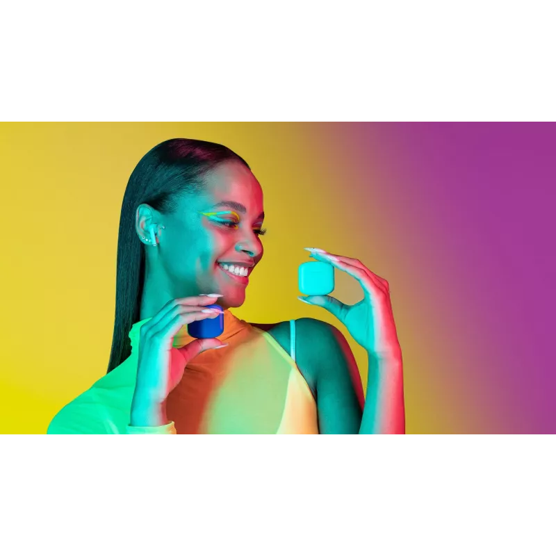 Music Sound Swag SWAG are the capsule-shaped Bluetooth earphones available in many bright, super-trendy colours.