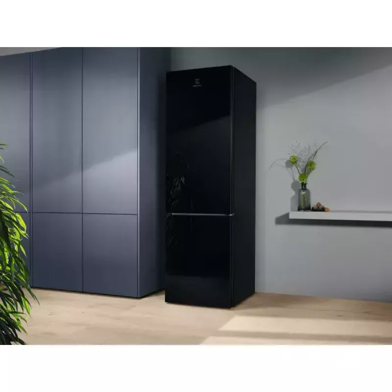 Electrolux LNT7ME36K2 fridge-freezer, 367 L (fridge 266 L, freezer 101 L), bottom freezer, No Frost, energy class E, black