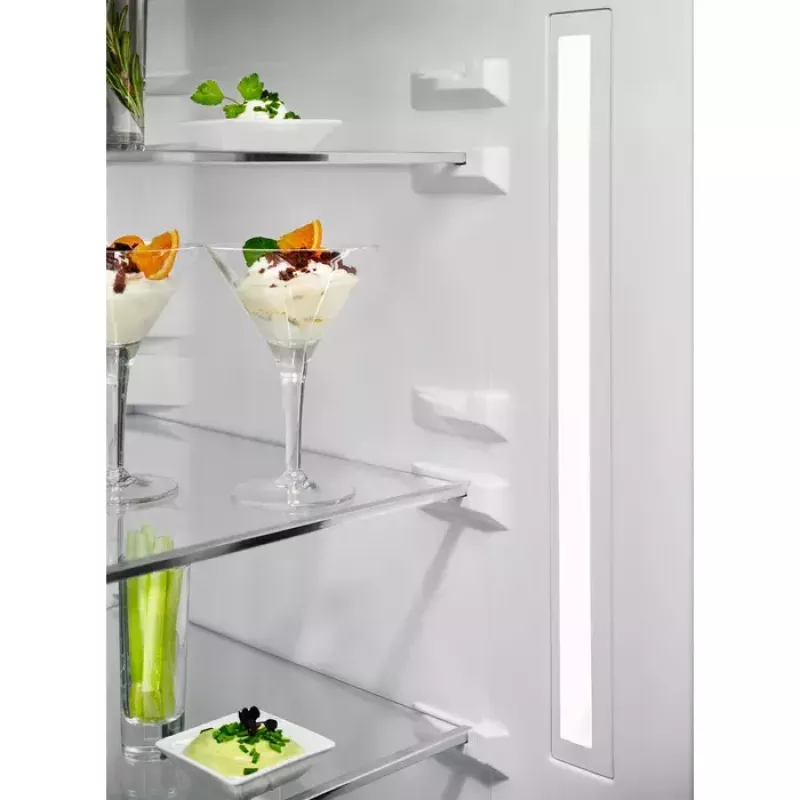 Electrolux LNT7ME36K2 fridge-freezer, 367 L (fridge 266 L, freezer 101 L), bottom freezer, No Frost, energy class E, black