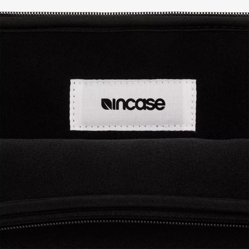 Incase Classic 38.1 cm (15 inch) Sleeve case Black