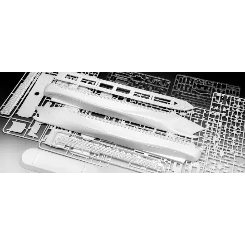 Passenger ship model REVELL Queen Mary 2 assembly kit, scale 1:700