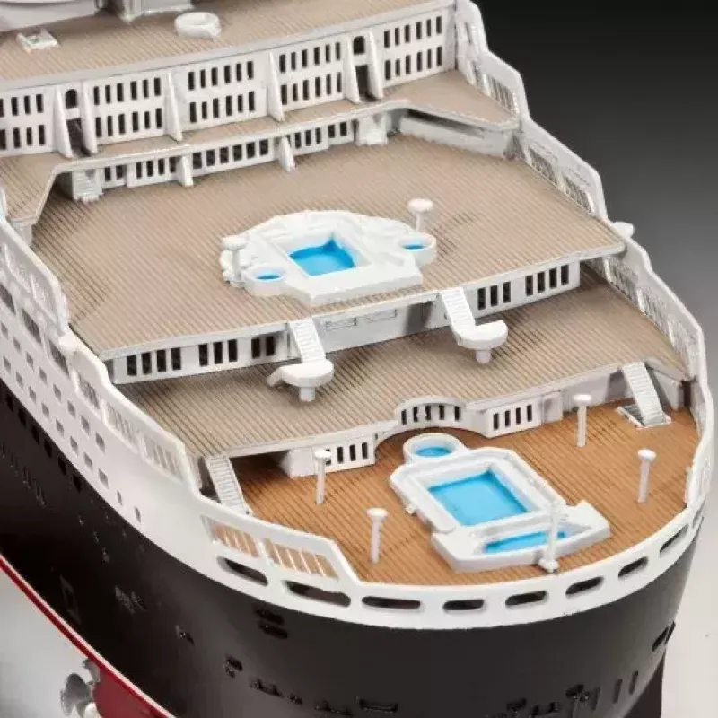 Passenger ship model REVELL Queen Mary 2 assembly kit, scale 1:700