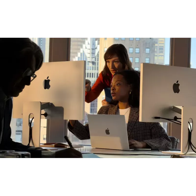 Monitor Apple Studio Display 27 inch 5K Ultra HD LED — Standard glass, tilt-adjustable stand, 5120×2880, built-in speakers, USB hub, Silver