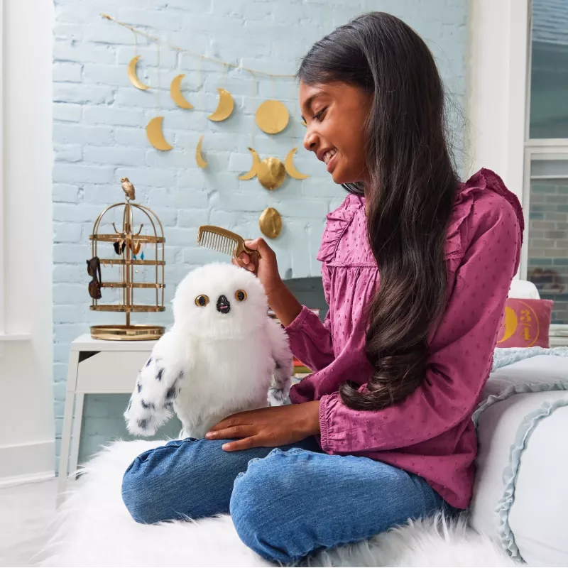 Wizarding World Harry Potter, Enchanting Hedwig Interactive Owl with Over 15 Sounds and Movements and Hogwarts Envelope, Kids Toys for Ages 5 and up