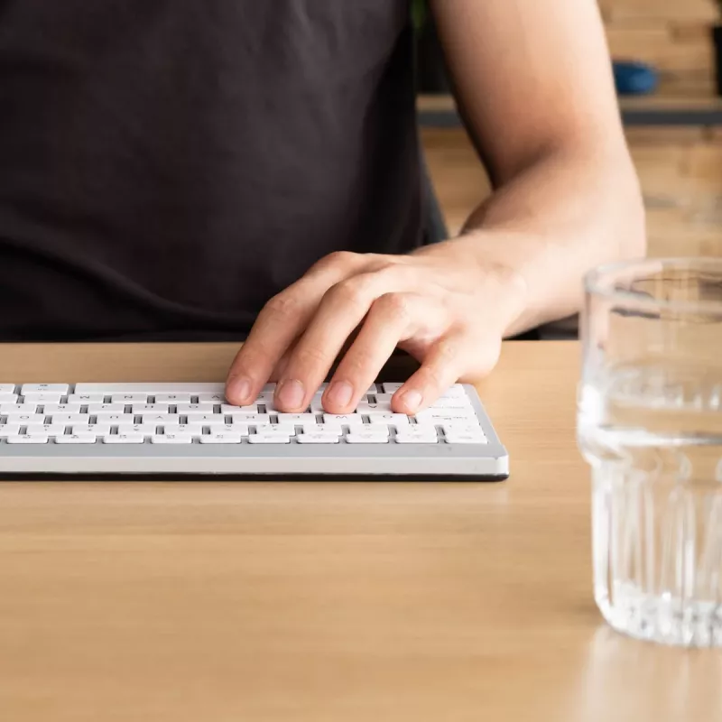 R-Go Tools Ergonomic keyboard R-Go Compact Break, compact keyboard with break software, AZERTY (FR), Bluetooth, white