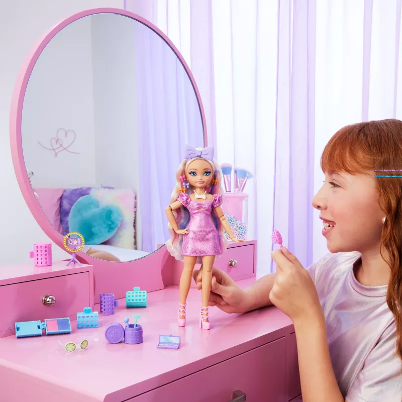 Barbie Dream Besties Malibu Fashion Doll with Surprise Accessories and 15+ Looks