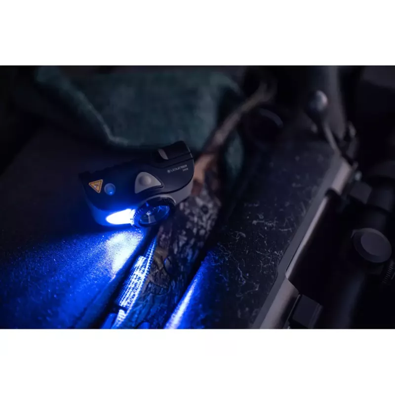 Hand flashlight Ledlenser MH8 Black