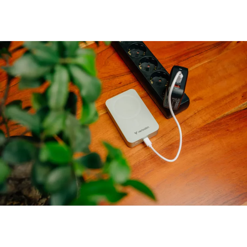 Verbatim Charge 'n' Go Essentials Magnetic Wireless Power Bank 20000 mAh Green