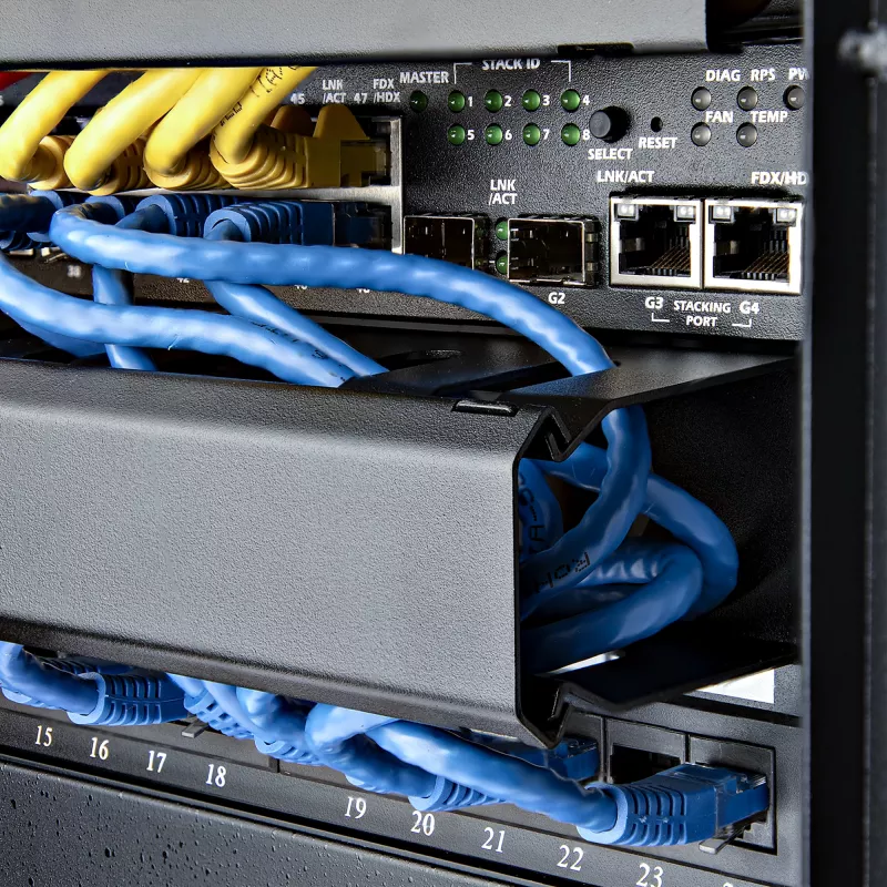 StarTech.com Horizontal 1U Server Rack Cable Management Finger Duct w/ Cover - 19 inch Network Rack Wire Duct Raceway Panel - Slotted Wire Duct