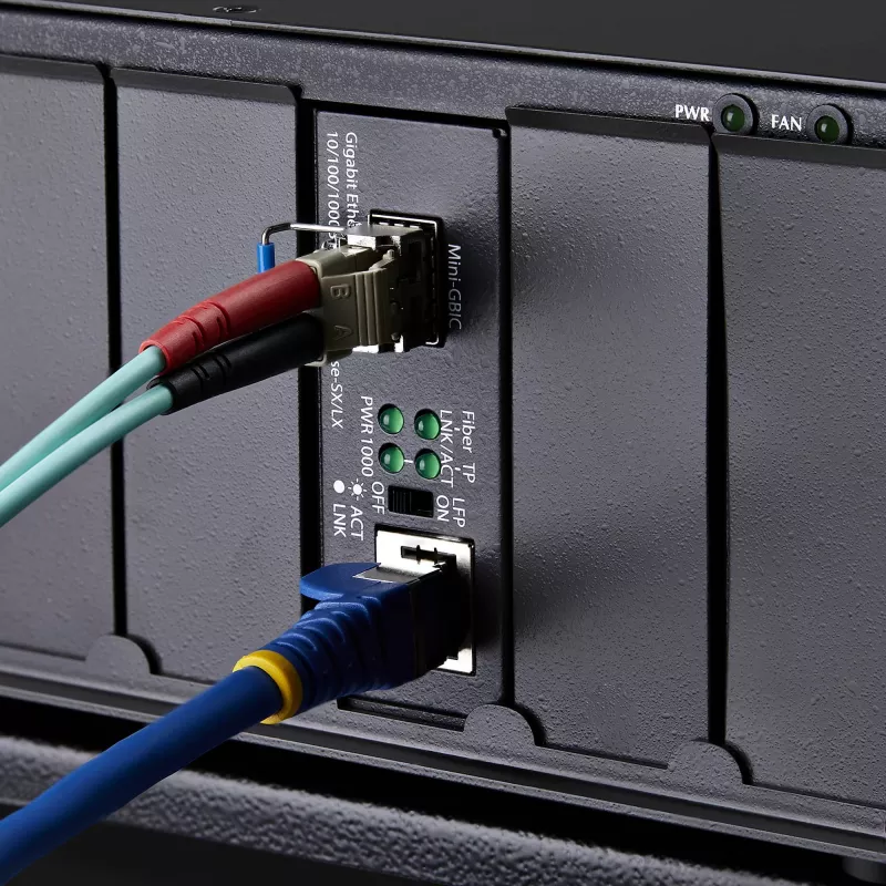 StarTech.com Gigabit Ethernet Copper-to-Fiber Media Converter, SM LC, 20km, 10/100/1000 Mbps, RJ45 to LC, Full Metal, 9K Jumbo Frames, TAA Compliant