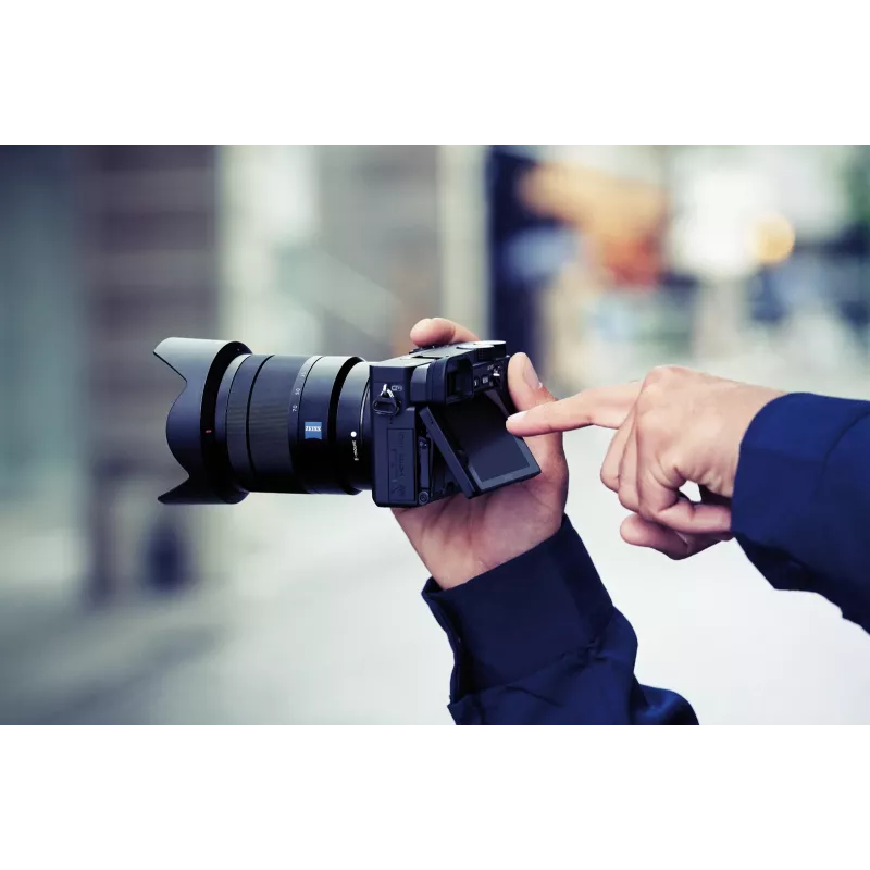 Sony α 6400 + SEL18135 MILC 24.2 MP CMOS 6000 x 4000 pixels Black