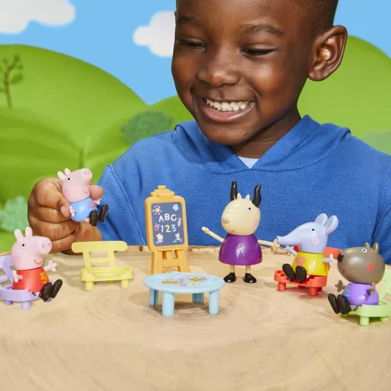 Hasbro Peppa Pig Playgroup Playset with 5 Figures and 6 Accessories, Preschool Toys for 3 Year Old Girls and Boys and Up