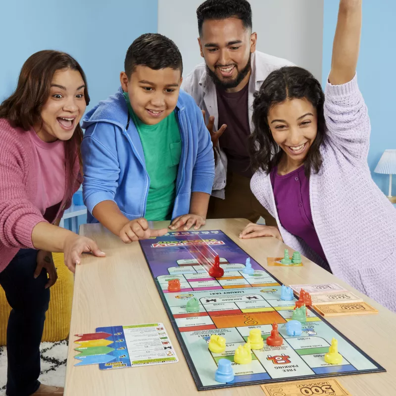 Monopoly Knockout Family Party Game, Quick-Playing Board Games for Ages 8+, 2-8 Players, 20 Mins.
